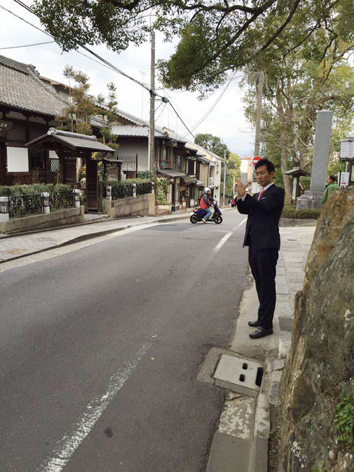 現場調査する本人
