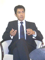 対談中の栗山議員